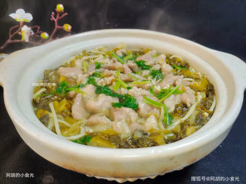 天越冷越喜歡這樣吃,上桌就是搶手菜!熱騰騰燜一鍋,菜香肉嫩、下飯又暖人,好吃到連湯都不剩