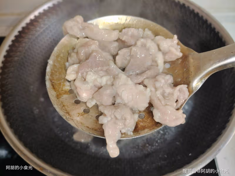 天越冷越喜歡這樣吃,上桌就是搶手菜!熱騰騰燜一鍋,菜香肉嫩、下飯又暖人,好吃到連湯都不剩