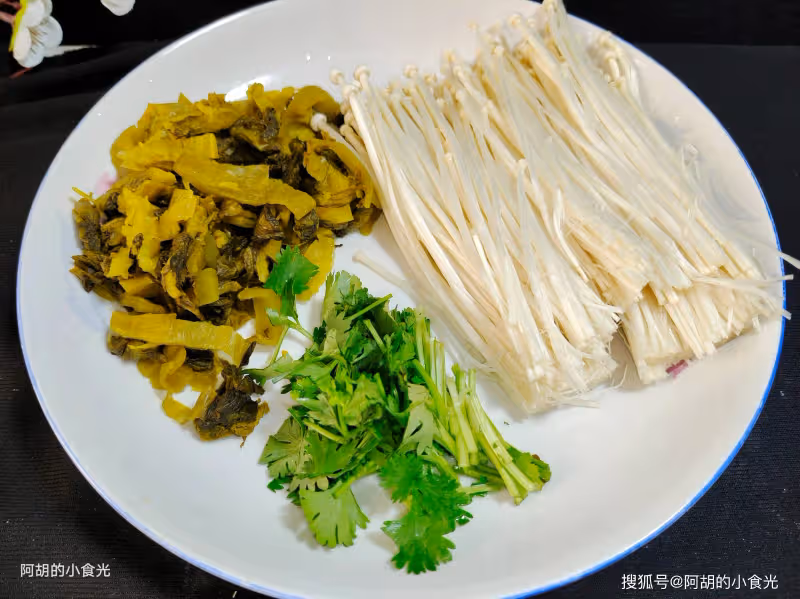 天越冷越喜歡這樣吃,上桌就是搶手菜!熱騰騰燜一鍋,菜香肉嫩、下飯又暖人,好吃到連湯都不剩