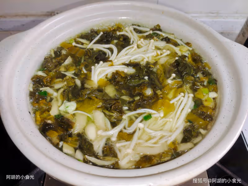 天越冷越喜歡這樣吃,上桌就是搶手菜!熱騰騰燜一鍋,菜香肉嫩、下飯又暖人,好吃到連湯都不剩