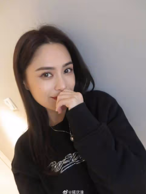 阿嬌在沙發上等男方一整晚，對方竟拿來炫耀，是否知三當三仍待考證