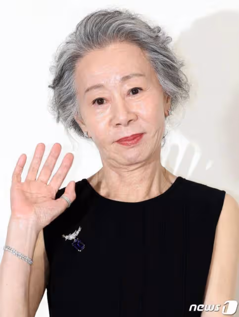 77歲尹汝貞霸氣登封！酷炫西裝展女王氣場，自曝演戲是日常無意退休
