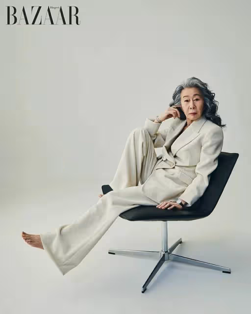 77歲尹汝貞霸氣登封！酷炫西裝展女王氣場，自曝演戲是日常無意退休