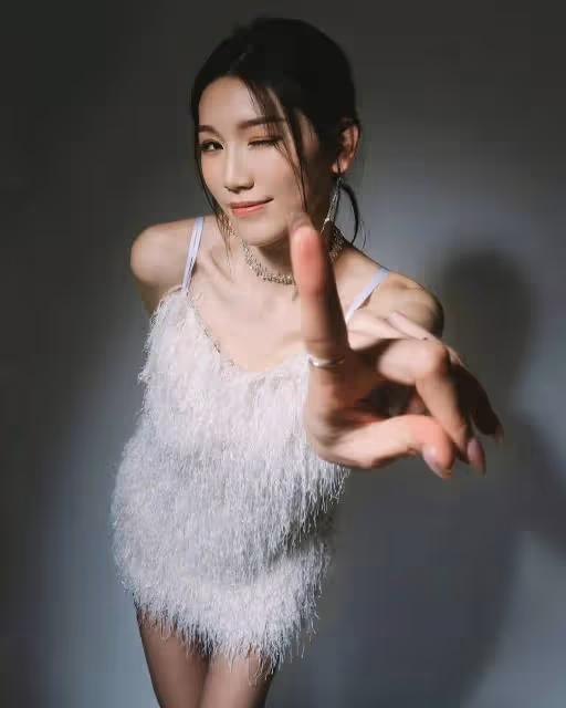 TVB港姐小花穿黑絲大曬43吋長腿!身材性感,連佘詩曼都點贊!