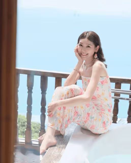 TVB港姐小花穿黑絲大曬43吋長腿！身材性感，連佘詩曼都點贊！