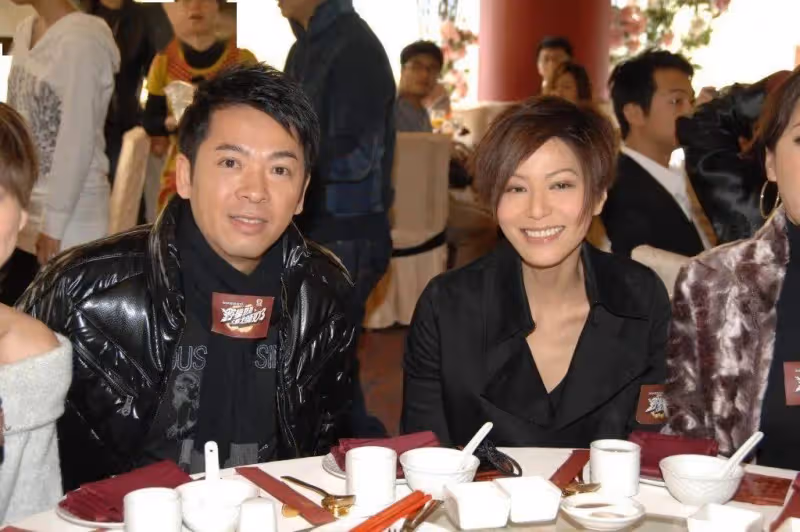 48歲TVB女星兩位「負心舊愛」同場!勾肩搭背表現老友!網友:都渣過同一女人