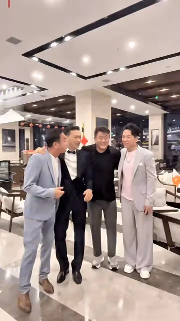 48歲TVB女星兩位「負心舊愛」同場!勾肩搭背表現老友!網友:都渣過同一女人