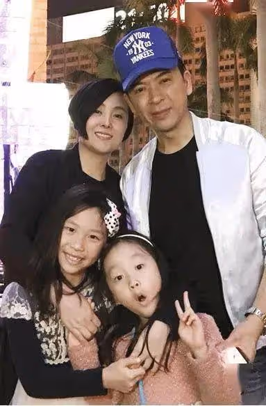 48歲TVB女星兩位「負心舊愛」同場!勾肩搭背表現老友!網友:都渣過同一女人