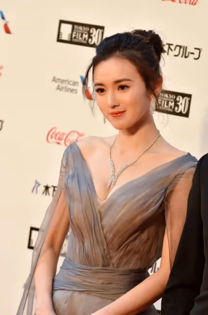 江鎧同各類寫真露出事業線！膚白貌美大長腿性感火辣
