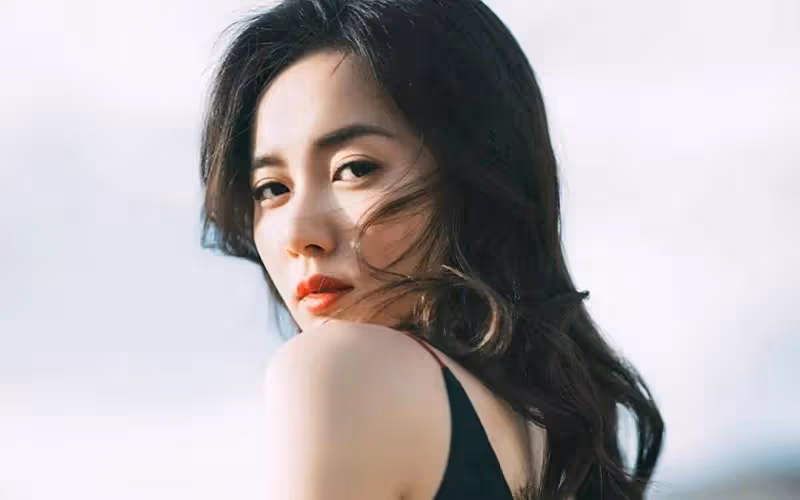 江鎧同各類寫真露出事業線！膚白貌美大長腿性感火辣