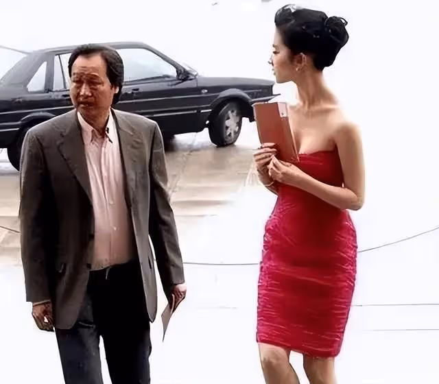 劉亦菲與陳金飛酒店聚餐！曾被乾爹力捧，他跟楊采鈺離婚