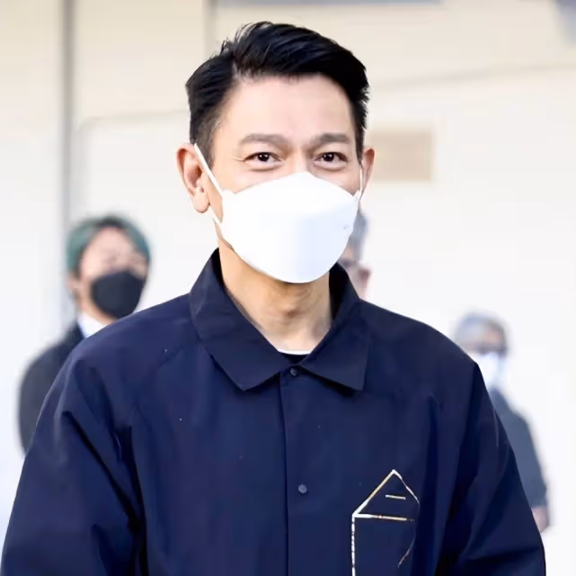 58歲朱麗蒨陪劉德華現身拜佛，華仔超愛老婆不斷提示歌迷安靜