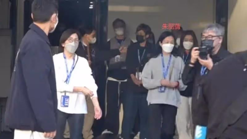 58歲朱麗蒨陪劉德華現身拜佛，華仔超愛老婆不斷提示歌迷安靜