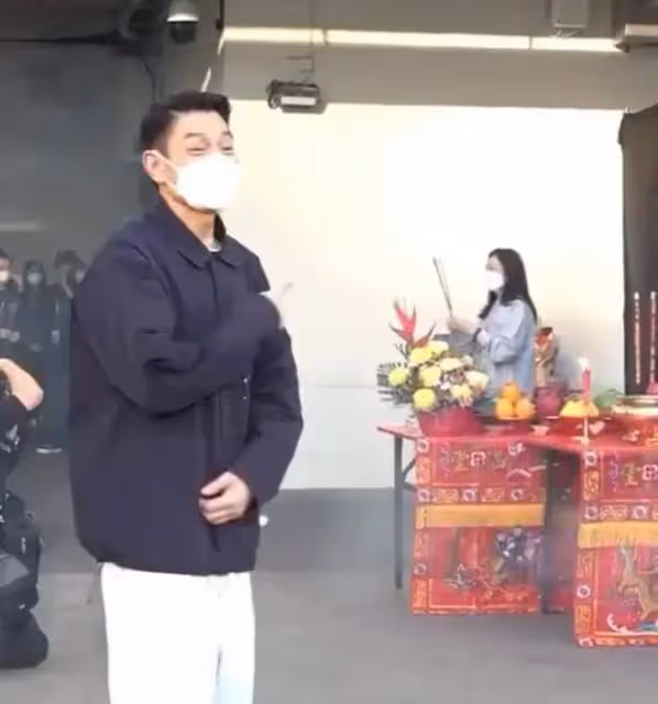 58歲朱麗蒨陪劉德華現身拜佛，華仔超愛老婆不斷提示歌迷安靜