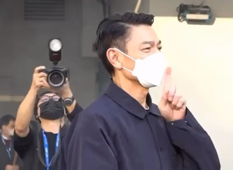 58歲朱麗蒨陪劉德華現身拜佛，華仔超愛老婆不斷提示歌迷安靜