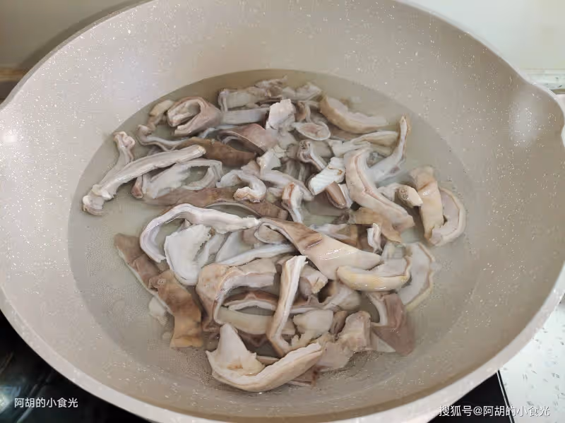 雞鴨魚肉快靠邊,冬天就應該多吃它!熱氣騰騰地上桌,湯濃肉脆、鮮香又暖人,天冷正 適合來一鍋