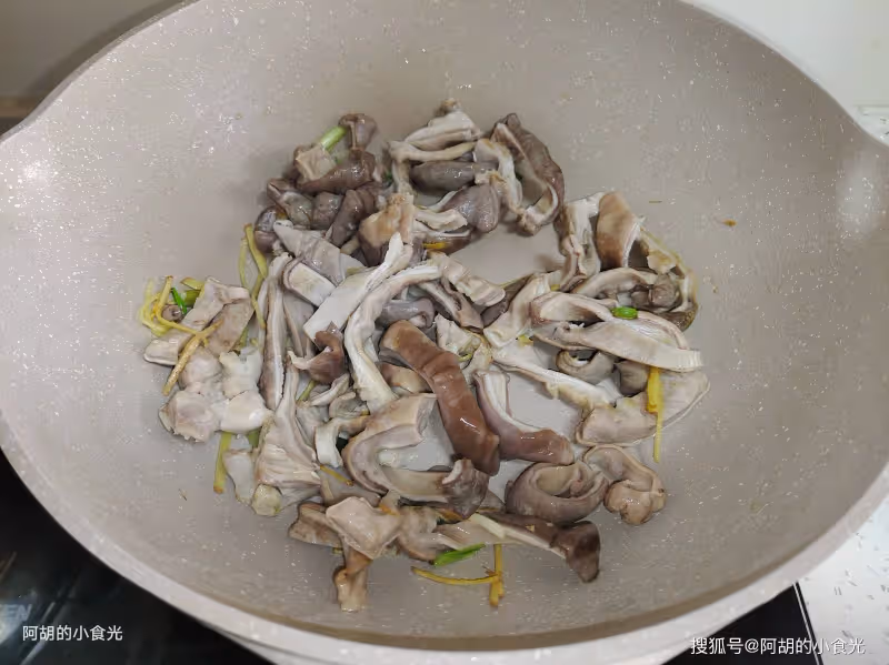 雞鴨魚肉快靠邊,冬天就應該多吃它!熱氣騰騰地上桌,湯濃肉脆、鮮香又暖人,天冷正 適合來一鍋