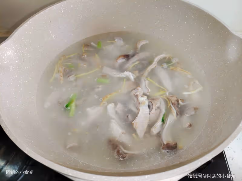 雞鴨魚肉快靠邊,冬天就應該多吃它!熱氣騰騰地上桌,湯濃肉脆、鮮香又暖人,天冷正 適合來一鍋