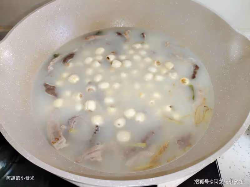 雞鴨魚肉快靠邊,冬天就應該多吃它!熱氣騰騰地上桌,湯濃肉脆、鮮香又暖人,天冷正 適合來一鍋