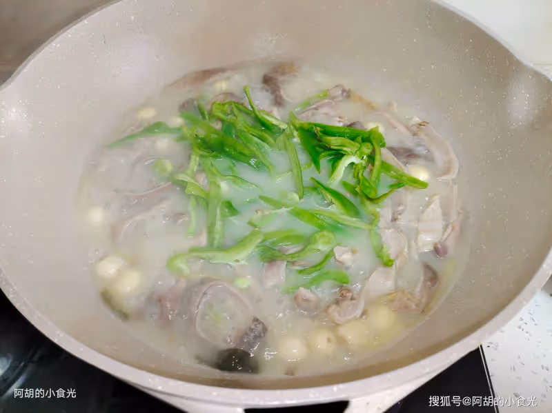 雞鴨魚肉快靠邊,冬天就應該多吃它!熱氣騰騰地上桌,湯濃肉脆、鮮香又暖人,天冷正 適合來一鍋