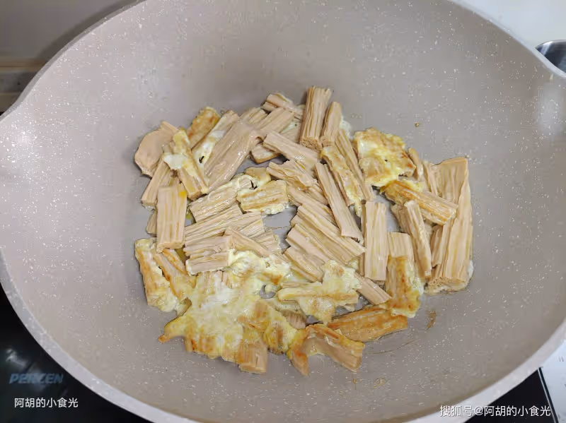 冬天不吃肉就吃這菜,上桌全家搶著吃!10分鐘出一鍋,每口嫩到飛起、暖到心裡,次次都要光碟
