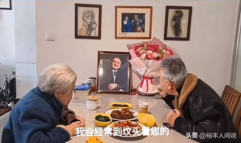 童祥苓「二七」徒弟探望師母！遺照擺飯桌上，鮮花以及飯菜做貢品