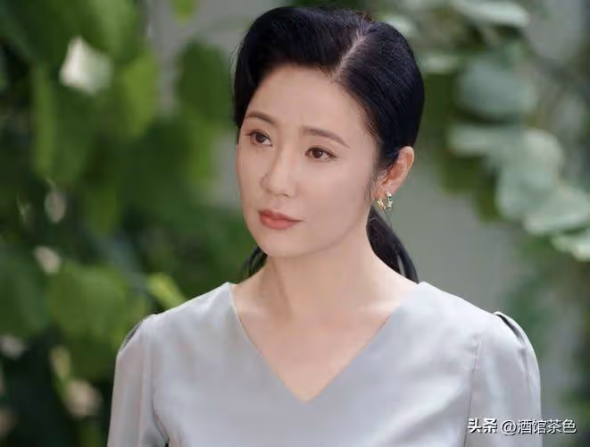 46歲張彤:單身住上海豪宅,健身逛街,自稱不結婚不生娃生活很爽