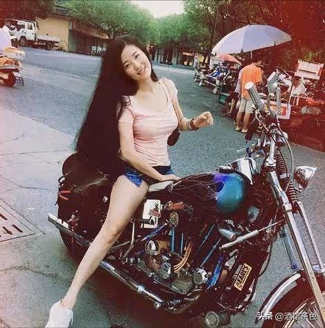46歲張彤:單身住上海豪宅,健身逛街,自稱不結婚不生娃生活很爽