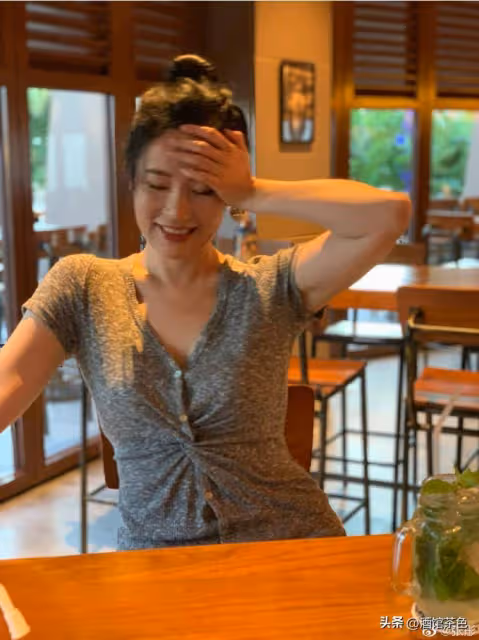 46歲張彤：單身住上海豪宅，健身逛街，自稱不結婚不生娃生活很爽
