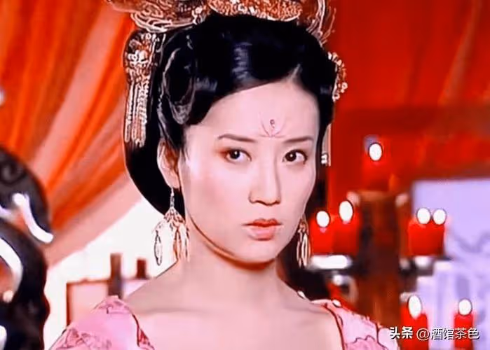 46歲張彤：單身住上海豪宅，健身逛街，自稱不結婚不生娃生活很爽