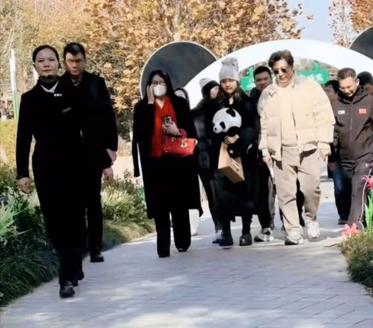 李湘回老家參加聚會,敬酒畫面曝光十分霸氣,王詩齡很懂禮貌