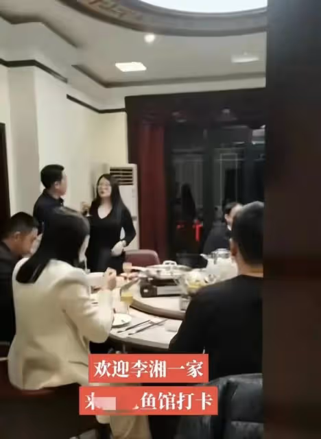 李湘回老家參加聚會,敬酒畫面曝光十分霸氣,王詩齡很懂禮貌