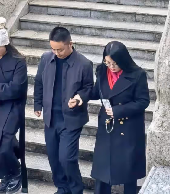 李湘回老家參加聚會,敬酒畫面曝光十分霸氣,王詩齡很懂禮貌