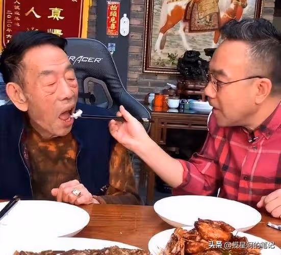 93歲的楊少華「三大愛好」:喝酒吃肉抽華子,在享福路上一去不返