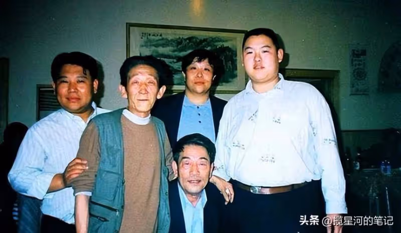 93歲的楊少華「三大愛好」:喝酒吃肉抽華子,在享福路上一去不返