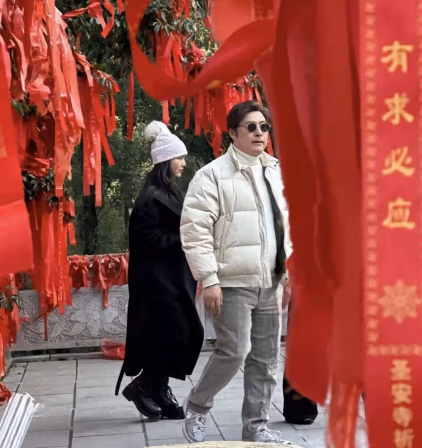 李湘「一家三口」現身魚館吃飯,疑似有領導招待!李湘敬酒顯豪氣