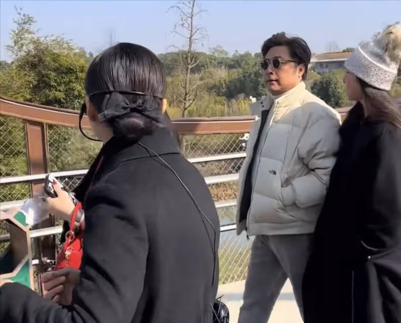 李湘「一家三口」現身魚館吃飯,疑似有領導招待!李湘敬酒顯豪氣