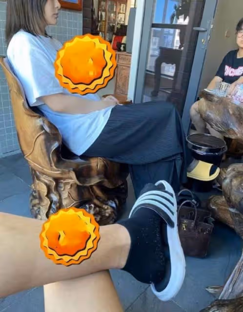 風波升級!曝阿嬌與余衍隆父母見面照,素顏穿拖鞋,男方炫耀轉發