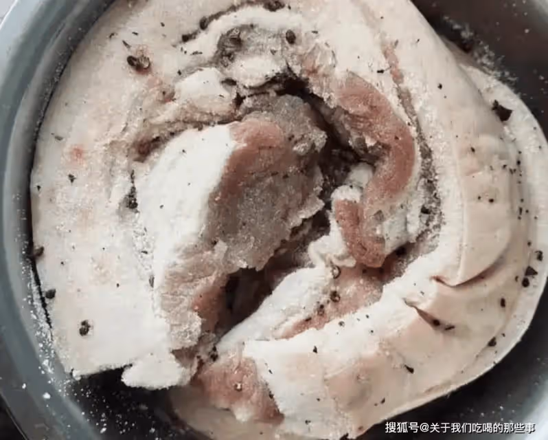才知道,腌臘肉不能直接抹鹽,想要咸香可口不長霉,牢記3個要點