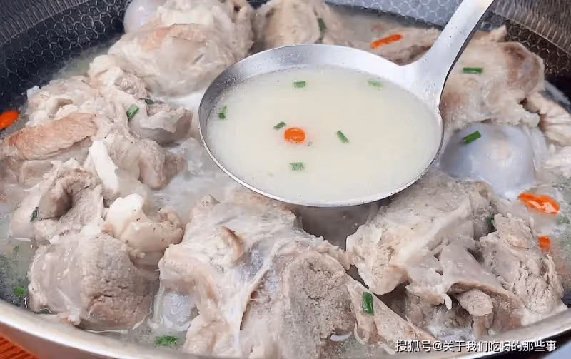 燉大骨頭湯,直接入鍋煮就錯了,多加2步,骨湯濃白不腥,好喝