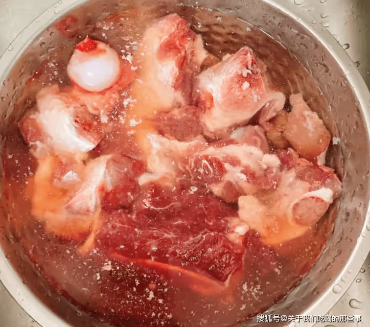 燉大骨頭湯,直接入鍋煮就錯了,多加2步,骨湯濃白不腥,好喝