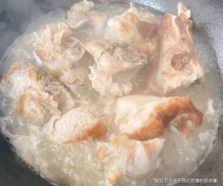 燉大骨頭湯,直接入鍋煮就錯了,多加2步,骨湯濃白不腥,好喝