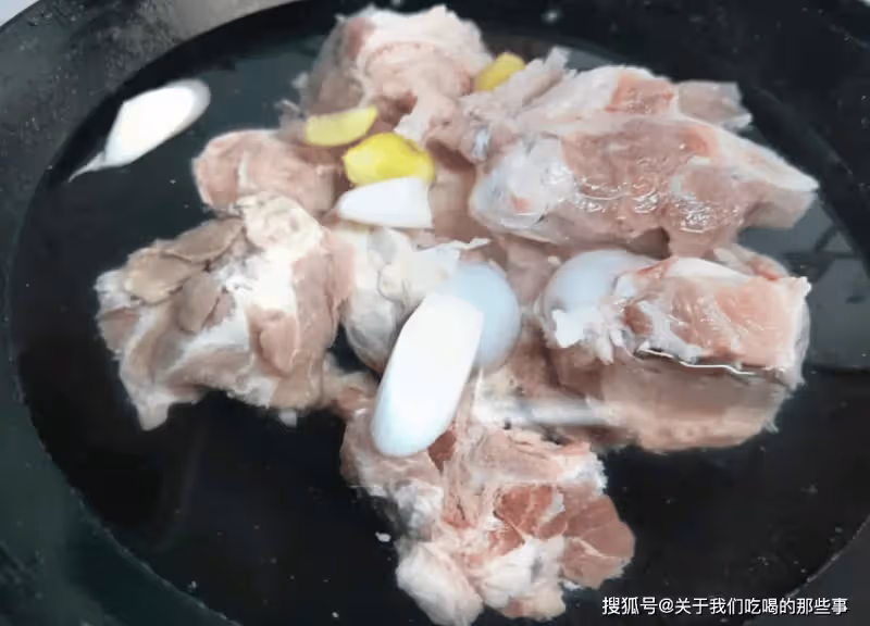 燉大骨頭湯,直接入鍋煮就錯了,多加2步,骨湯濃白不腥,好喝