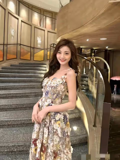 TVB港姐亞軍內地商演,天氣冷露大長腿,網友心疼,離巢後成網紅