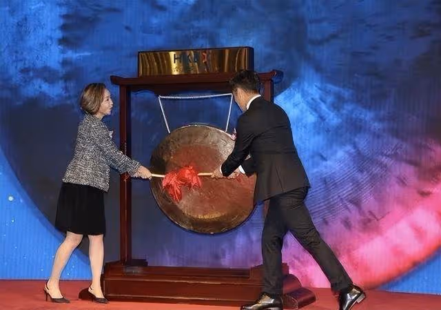 恭喜!TVB視帝經營公司正式掛牌上市,港交所敲鑼自曝太夢幻