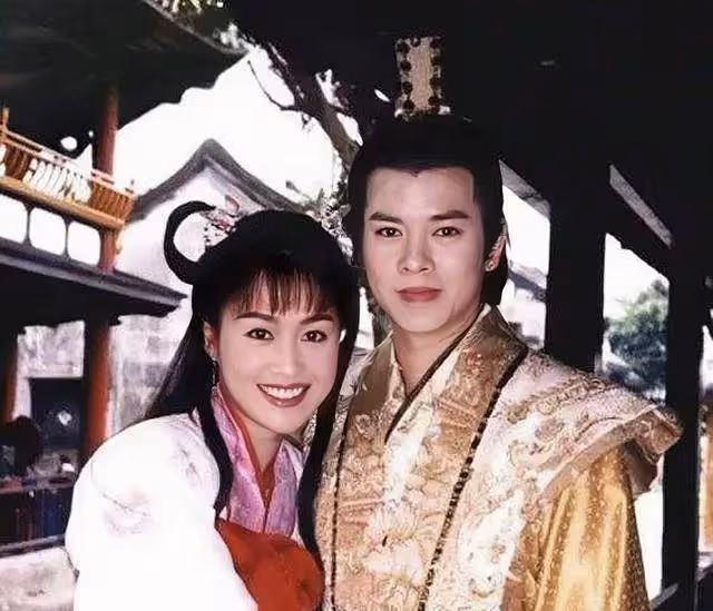 TVB知名男星演渣男被罵,與妻子恩愛近30年,每天都夸對方漂亮
