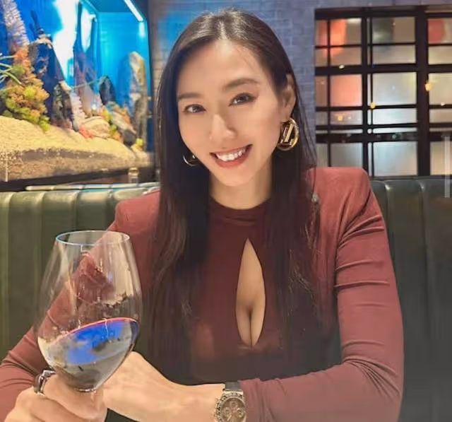 火辣!43歲港失婚女星穿小背心曬澎湃上圍,稱未因太過豐滿失平衡