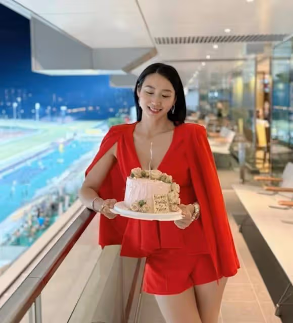 火辣!43歲港失婚女星穿小背心曬澎湃上圍,稱未因太過豐滿失平衡