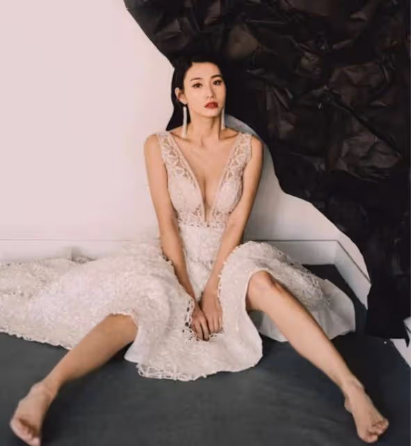 火辣!43歲港失婚女星穿小背心曬澎湃上圍,稱未因太過豐滿失平衡