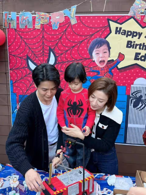 TVB視後為3歲兒子慶生！小壽星越發帥氣，一家四口顏值爆表